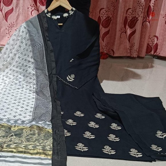 Raven Black Kurti with Pant and Dupatta - Picture 7 of 7